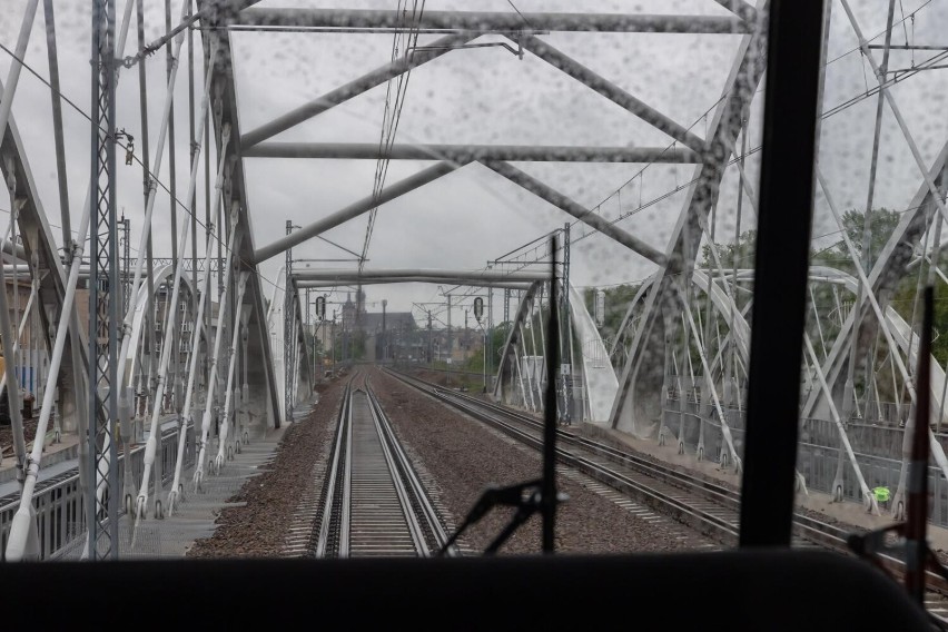 Widok na nowy most z okna pociągu