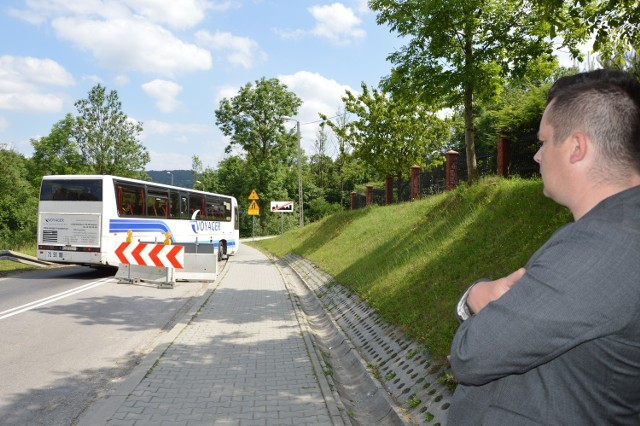 - Ten autobus łamie przepisy. Nie powinien jechać tą drogą. Mamy dwa wyjścia. Albo zakup kilku małych busików, albo objazd przez Nowy Sącz - ubolewa Kamil Wojtarowicz, właściciel firmy Voyager