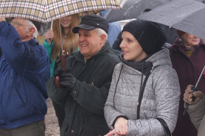 Wybory Radomsko 2016: "Budzikowy" happening Jarosława...