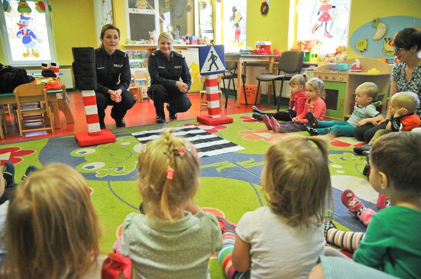 Funkcjonariusze poprzez zabawę propagują bezpieczne...