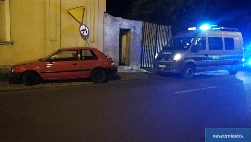 Pijana wjechała w zaparkowane auto, uderzyła w budynek i znak drogowy na ulicy Związków Zawodowych we Włocławku [zdjęcia]