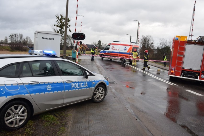 Wypadek! Zderzenie dwóch samochód na przejeździe kolejowym w Wągrowcu. Jakie są ustalenia policji? [ZDJĘCIA]