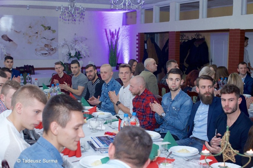 Przedświąteczne, opłatkowe spotkanie piłkarek i piłkarzy z KP Błękitni Stargard [zdjęcia]