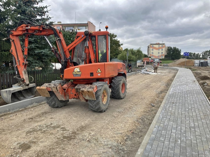 Debrzno. Trwają prace przy przebudowie ul. Trębackiej 