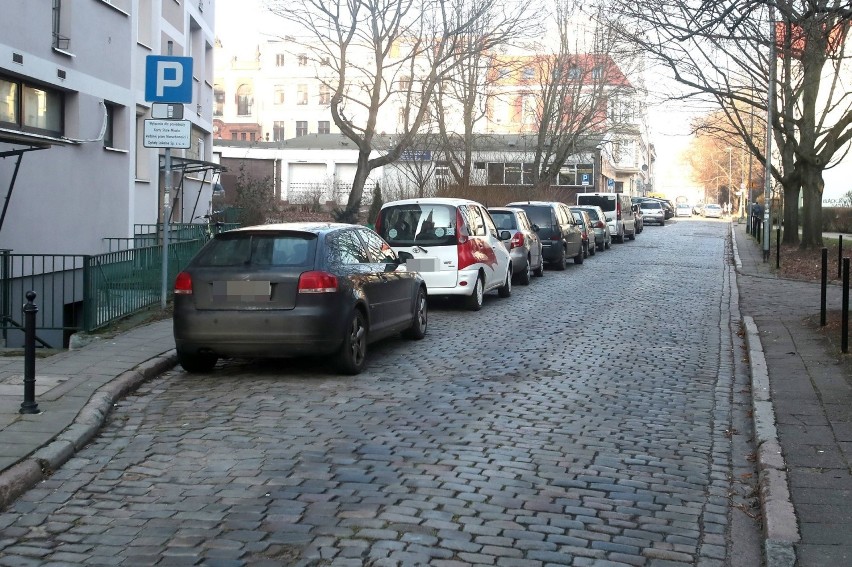 Inne zasady w parkowaniu na placu Orła Białego w Szczecinie? Mieszkańcy proszą o zmiany