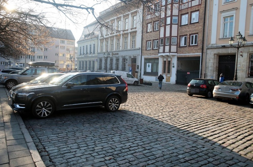 Parkowanie na placu Orła Białego płatne przez cały tydzień?...