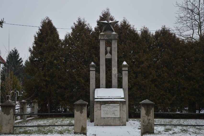Pomnik "z gwiazdą" stał w miejscu cmentarza żołnierzy...