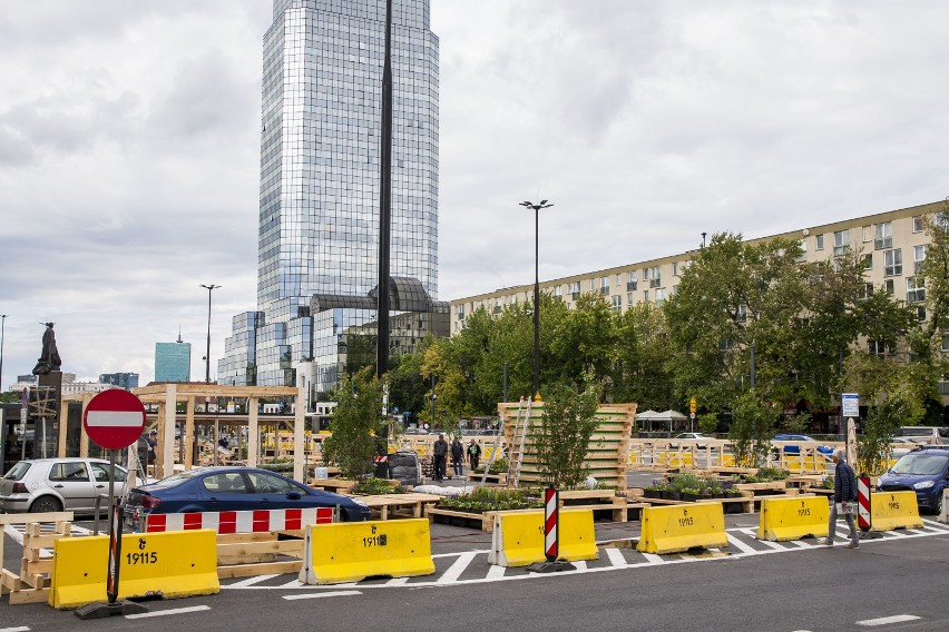 Plac Bankowy ze skwerem miejskim za prawie milion zł.  Palety, drzewa w donicach i leżaki na rozgrzanym betonie