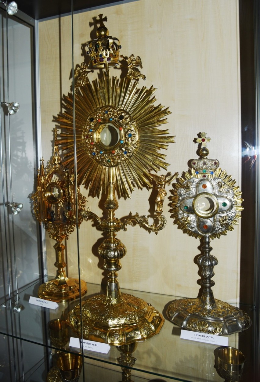 Wyjątkowe eksponaty w Muzeum Parafialnym przy Janowskim Sanktuarium. Zobacz zdjęcia z wystawy
