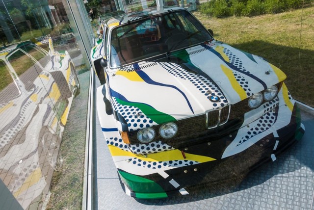 Takie niezwykłe auta marki BMW oglądać można było na wystawie bmw art cars w Warszawie, w czerwcu 2021 roku