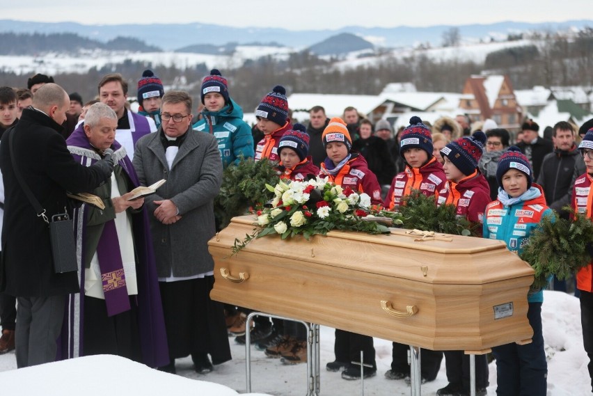 Pogrzeb Mateusza Rutkowskiego w Skrzypnem. Tłumy żegnały byłego skoczka narciarskiego i mistrza świata juniorów. Zmarł w wieku 37 lat
