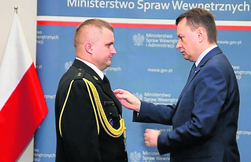 Olkusz. Krzyż Zasługi za Dzielność dla strażaka Artura Głowackiego