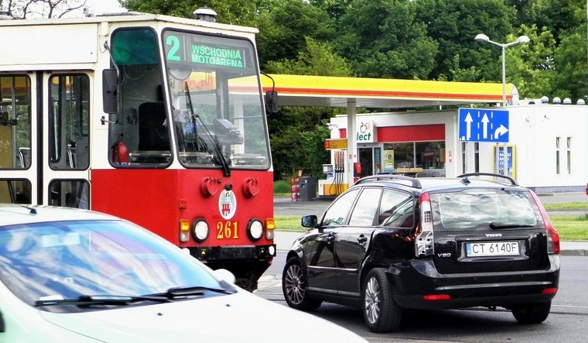 Zderzenie volvo z tramwajem na Kościuszki w Toruniu.[ZDJĘCIA I FILM]