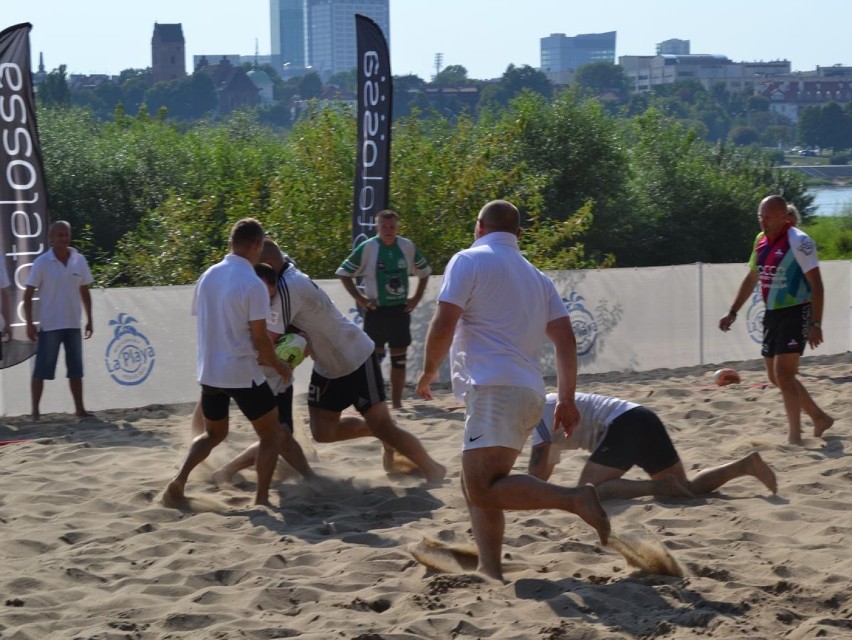 Rugby plażowe. Zwyciężyły drużyny Legii i Syrenek Warszawa...