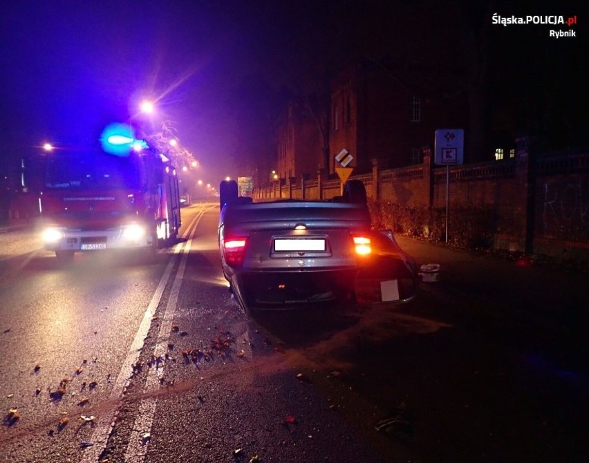 Osobowe auto dachowało na ulicy Gliwickiej w Rybniku