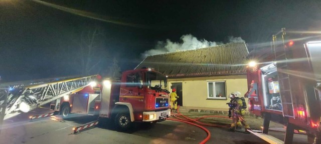 W Dobrzycy doszło do pożaru budynku jednorodzinnego. W akcji gaśniczej trwającej pięć godzin wzięło udział 24 strażaków z JRG PSP Pleszew (3 zastępy), OSP Dobrzyca (3) i OSP Kowalew