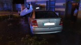 Wypadek w Ujeździe. Rozpędzony samochód wjechał na pl. Kościuszki zniszczył samochody i zatrzymał się na ścianie [ZDJĘCIA]