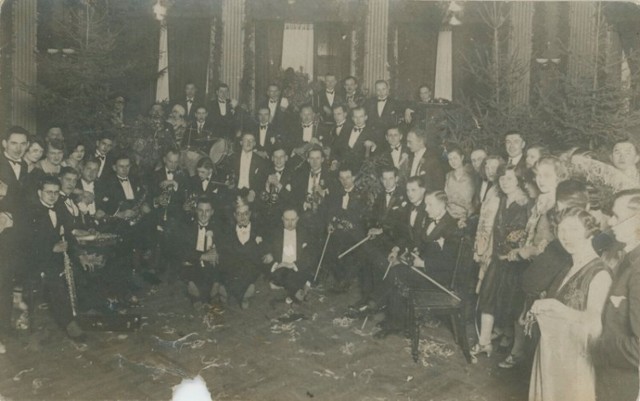 Orkiestra w trakcie balu maskowego w Bydgoskim Klubie Wioślarskim 8 stycznia 1927 r.