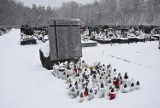 Zapadliska w Trzebini. Zamieszanie z wypłatą odszkodowań za zapadnięte groby na cmentarzu. Nekropolia to samowola budowlana