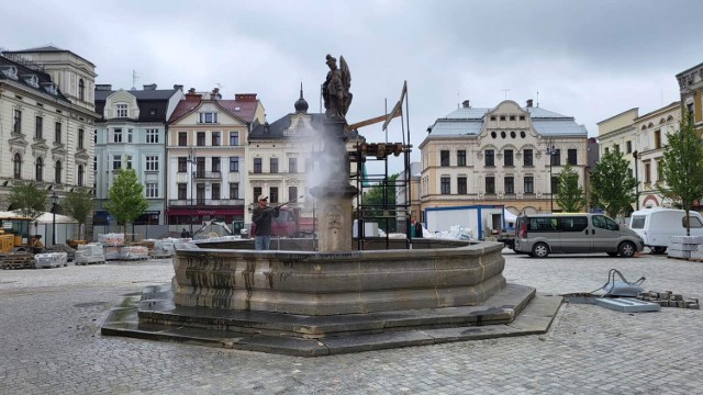 Renowacja fontanny na rynku w Cieszynie.