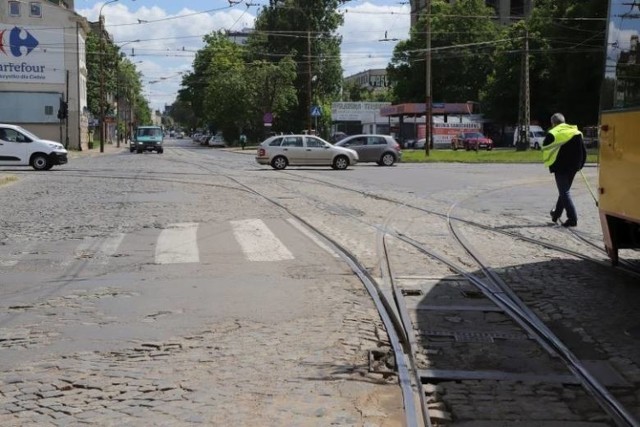 13 kwietnia miały zostać otwarte oferty na remont torowiska w ul. Strykowskiej i budowy tunelu pod ul. Inflancką łączącego się z przystankiem ŁKA Łódź – Marysin. To część remontu ul. Wojska Polskiego. Ale termin składania ofert przedłużono do 19 kwietnia.