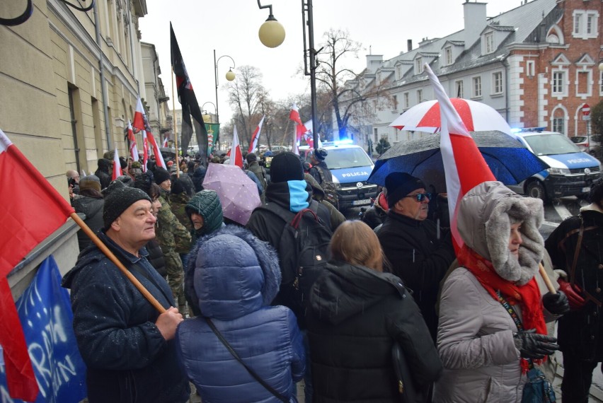 Antysemicki marsz w Kaliszu. Aresztowani mogą wyjść na...