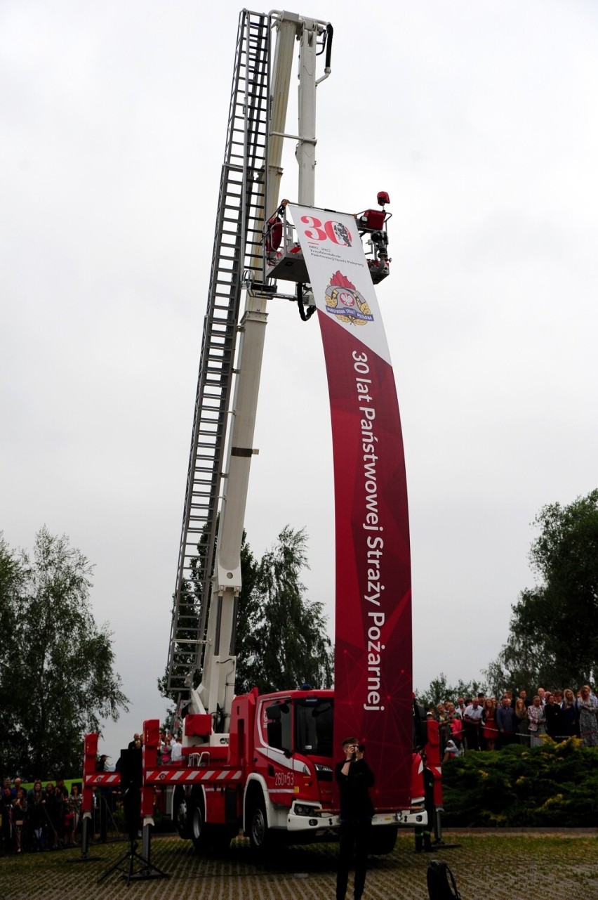 Kraków. Straże pożarne - szkołą patriotyzmu. Uroczysta promocja absolwentów Szkoły Aspirantów