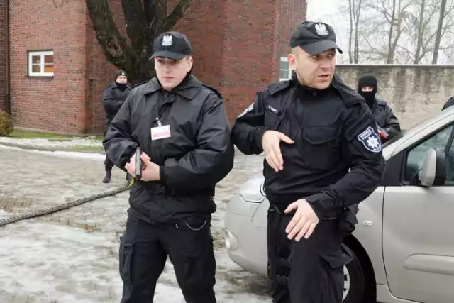 W podejmowaniu interwencji wobec osób agresywnych i niebezpiecznych doskonalą się na jednym z kursów specjalistycznych w słupskiej Szkole Policji policjanci z jednostek terenowych.