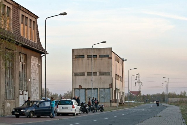 Miejsce gdzie można spotkać trenujących street stunter&oacute;w to przeważnie stare, opuszczone obiekty poprzemysłowe, gdzie natężenie ruchu jest praktycznie zerowe. Fot. Sebastian Kucharz