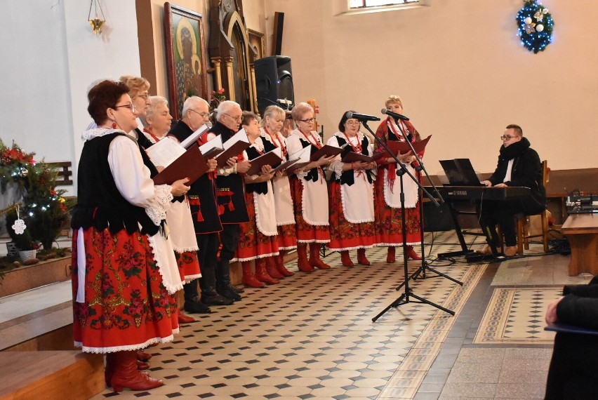 Kolędowanie w Debrznie - w kościele parafialnym jeszcze raz rozbrzmiał chóralny śpiew w świątecznym klimacie ZDJĘCIA