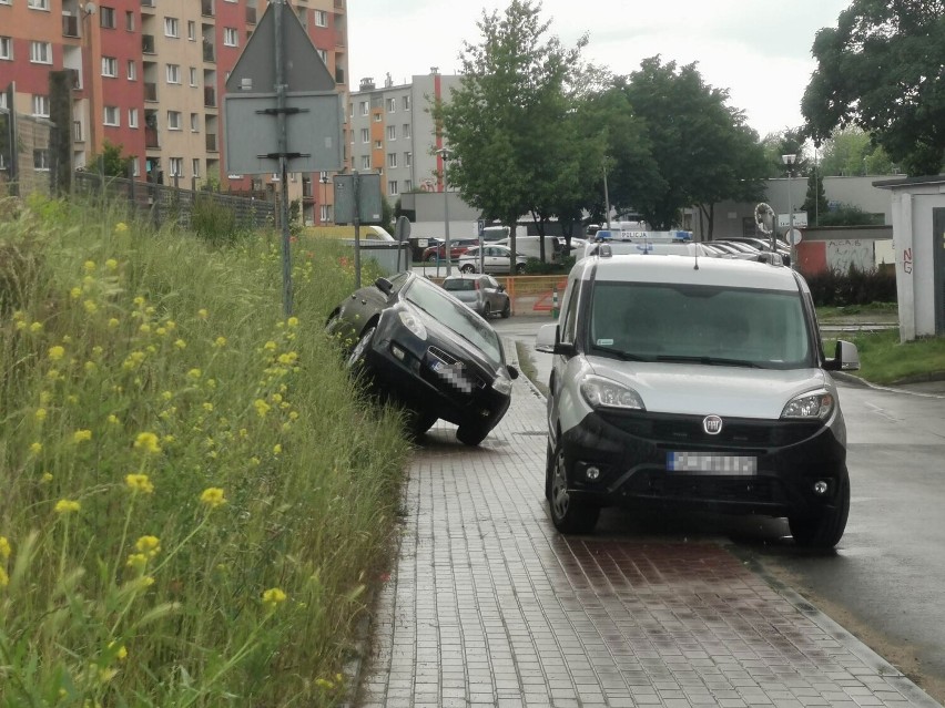 Przerażający wypadek przed szkołą w Częstochowie! Samochód bez kierowcy stoczył się na dziecko. Chłopczyk w ciężkim stanie!