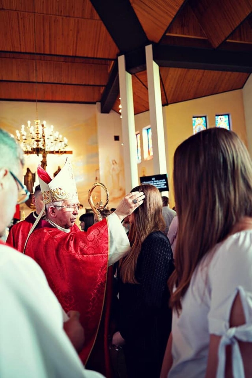 Bierzmowanie w parafii pod wezwaniem świetego Maksymiliana Kolbe w Radomsku. ZDJĘCIA