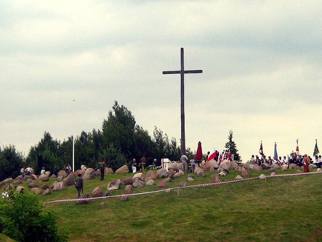 Krzyż na wzgórzu w Gibach.