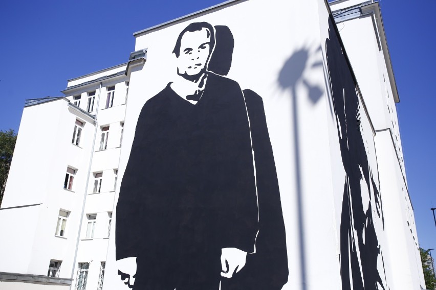 W Warszawie odsłonięto mural z wizerunkiem Jacka Kuronia