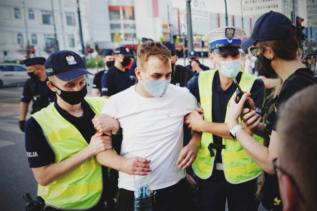 Zatrzymali furgonetkę antyaborcyjną. Wśród aktywistów mieszkaniec naszego regionu. Zarzuca policji brutalność