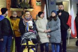 Puck i cały powiat pucki solidarny z Ukrainą. Na Starym Rynku w Pucku samorządowcy, mieszkańcy i Ukraińcy. Nie było pustych słów | WIDEO