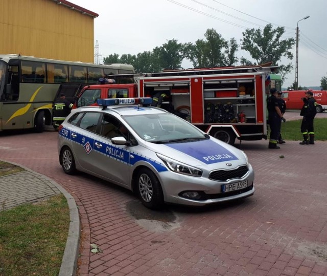Policjanci i strażacy skontrolowali autokar pod szkołą w Maszewie.