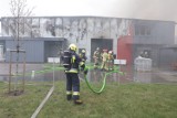 Pożar hali produkcyjno-magazynowej na Osowej Górze w Bydgoszczy. Z ogniem walczyło 25 zastępów strażaków [zdjęcia]