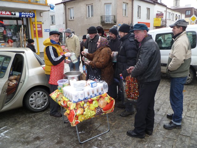 -&nbsp;Zdjęcia pokazują, jaka jest skala ubóstwa i potrzeba takich akcji w naszym mieście - tłumaczy Tadeusz Bartoś, współorganizator akcji Gorący Patrol "Kromka Chleba".