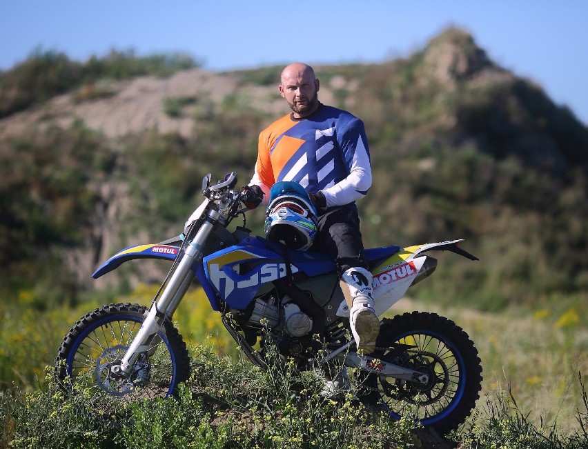 Aktualnie pan Przemek jeździ na motocyklu Husaberg 570,...