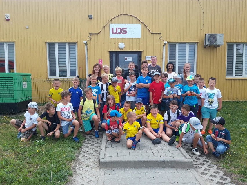Młodzi piłkarze Unii zwiedzali podskierniewicki zakład