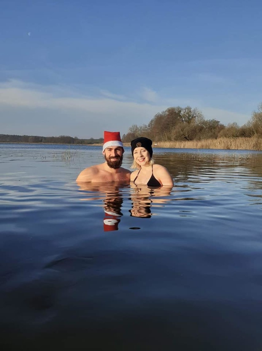 Gmina Skoki. Mikołajkowa kąpiel w jeziorze w Potrzanowie. Zobacz zdjęcia 