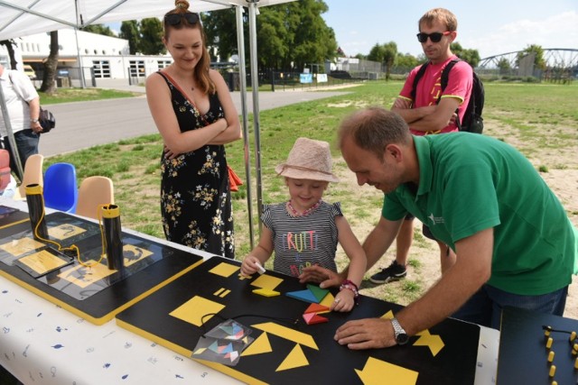 Dzisiaj (21.07) i jutro w pobliżu przystani AZS na Bulwarze Filadelfijskim odbywać się będzie piknik popularnonaukowy, zorganizowany przez Centrum Nowoczesności Młyn Wiedzy. Zobaczcie, jak tam jest! 

Do dyspozycji uczestników będą mobilne eksponaty:

geoboard: jest tablicą sensoryczną rozwijającą wyobraźnię przestrzenną, jak również zręczność i koncentrację. 
Stanowisko służy do nauki geometrii płaskiej w zakresie powierzchni figur, podziału kątów, podobieństwem figur i ich klasyfikacją,

tangram: rozwija wyobraźnię geometryczną i zdolność kreatywnego myślenia. Uczy koncentracji i spostrzegawczości,

anamorfozy: rozwijają spostrzegawczość i wyobraźnię przestrzenną,
znikające obrazki: poszerzają wiedzę z zakresu optyki, w tym składania barw i działania filtrów.

Będą również stanowiska poświęcone polimerom i eksperymentom z suchym lodem.

Zobacz także: Kim jest ten mężczyzna? Jego szczątki znaleziono w pobliżu Centralnego Cmentarza Komunalnego w Toruniu [ZDJĘCIA]

Zobacz koniecznie: Toruń. Neko Cafe. Zobaczcie, jak wygląda pierwsza kocia kawiarnia w naszym mieście [ZDJĘCIA]

Robert Kubica w Polsce o swoim powrocie do F1!


Mini piknik popularnonaukowy na Bulwarze Filadelfijskim [ZDJĘCIA]