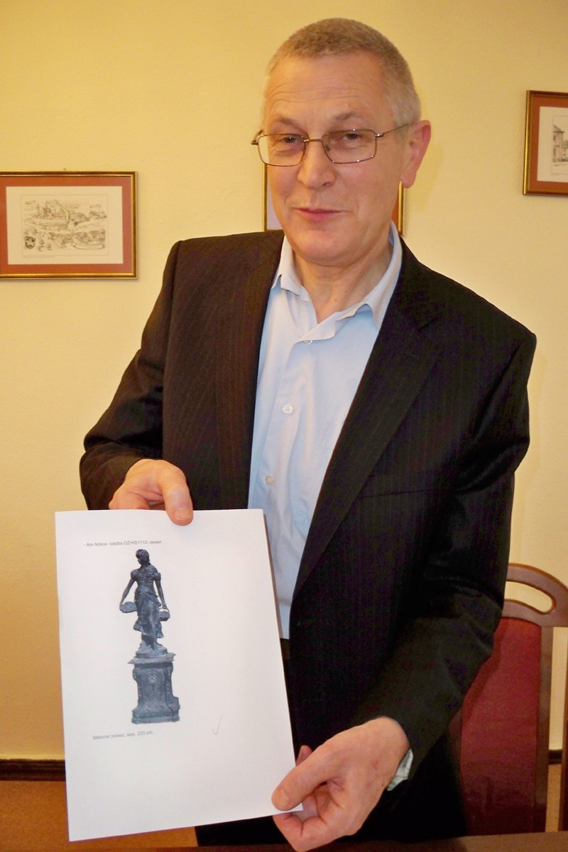 Witold Boratyński pokazuje zdjęcie rzeźby, która stanie
w...