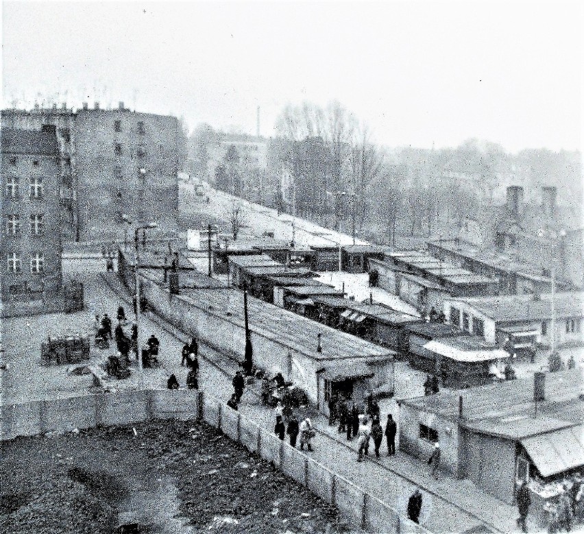 Rok 1971, widok targowiska przy ul. Wolności i sąsiedniej...