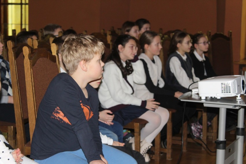 Uczniów Szkoły Podstawowej nr 3 odwiedził Adam Mickiewicz! Innowacyjny projekt szkolny "Tacy, jak Adaś"