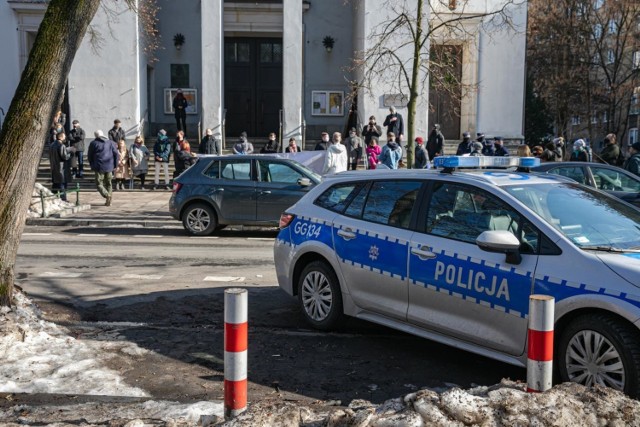 Demonstracja pod krakowskim kościołem św. Szczepana