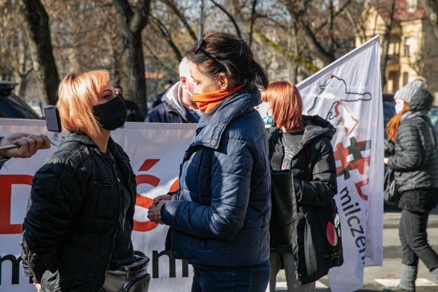 Demonstracja pod krakowskim kościołem św. Szczepana