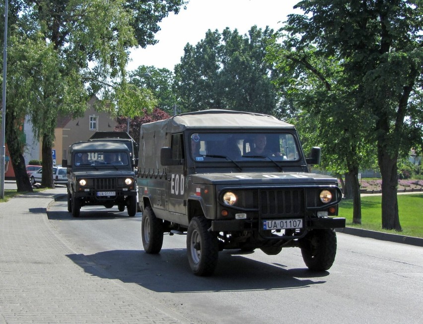 Kolumna transporterów opancerzonych Rosomak i innych wozów wojskowych przejechała przez Międzychód