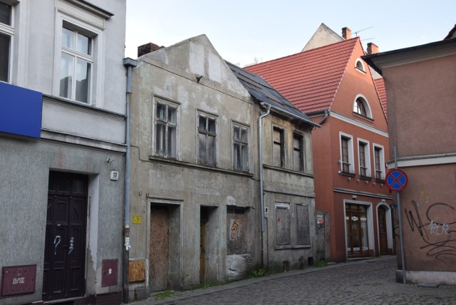 W ostatnich latach udało się wyburzyć np. pustostan przy ul. Sowińskiego. Podobne zaniedbane budynki znajdują się tuż przy rynku, przy ul. Masarskiej.